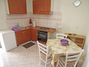 ثلاجة، فرن، ماكينة لصنع القهوة/الشاي