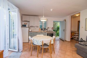 Fridge, microwave, oven, coffee/tea maker - Holiday apartment with balcony and air conditioning (Veli Lošinj)