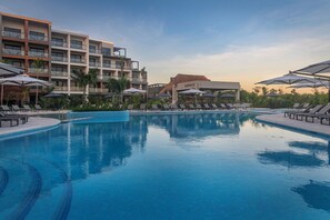 2 kolam renang terbuka