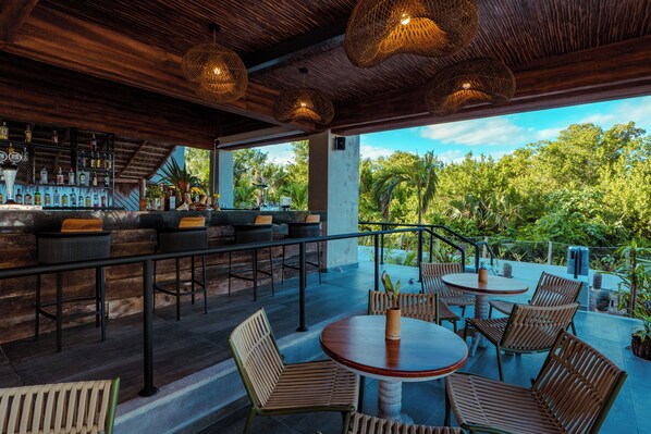 Bar junto a la alberca