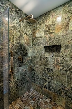 Regadera, amenidades de baño gratuitas, secadora de cabello, toallas