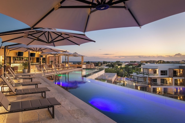 Poolside bar