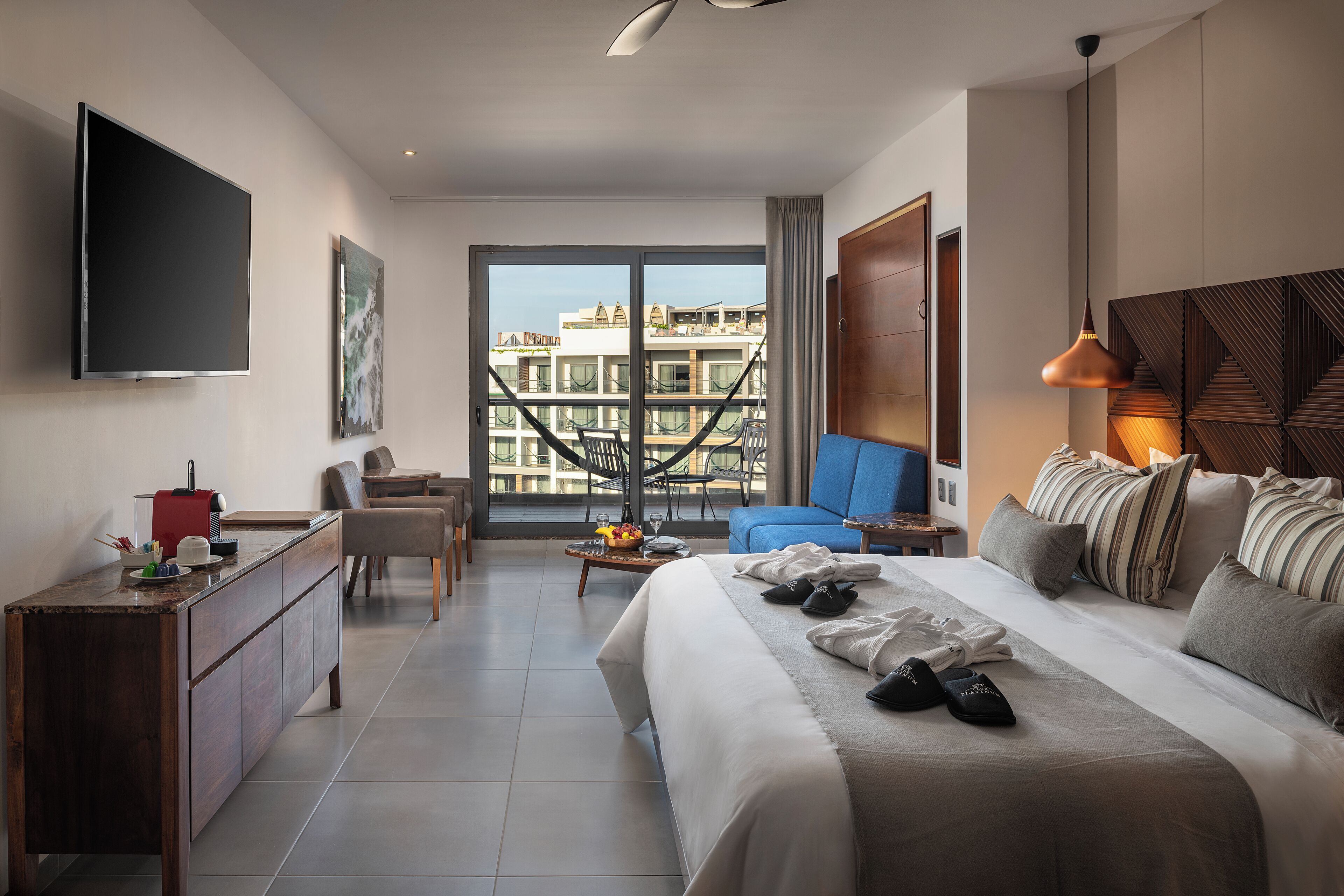 Junior Suite Platinum | Peralatan tempat tidur premium, bar mini percuma, peti besi dalam bilik 