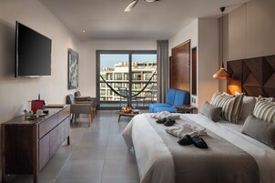 Cubrecamas y minibar con artículos gratuitos 