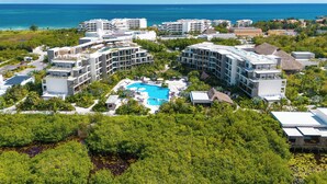 Ein Resort mit mehreren Gebäuden, einem Pool und Blick auf den Ozean.