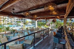 Bar à beira da piscina