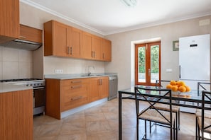 KĂŒhlschrank, Ofen, Herdplatte, GeschirrspĂŒler