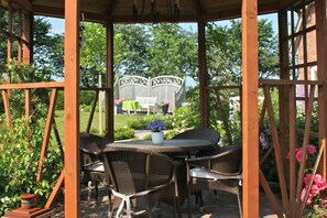 Outdoor dining - Modernes, Gemütliches Doppelhaus mit Großem Garten und Kaminofen im Schönen Nordfriesland. Wunderbar für Paare und Familien Geeignet, die Sich Abseits des Alltagstrubels Eine Auszeit Gönnen Möchten. Gern Sind Auch Haustiere Willkommen! (Uphusum)