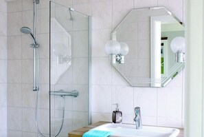 Hair dryer, towels - Modernes, Gemütliches Doppelhaus mit Großem Garten und Kaminofen im Schönen Nordfriesland. Wunderbar für Paare und Familien Geeignet, die Sich Abseits des Alltagstrubels Eine Auszeit Gönnen Möchten. Gern Sind Auch Haustiere Willkommen! (Uphusum)