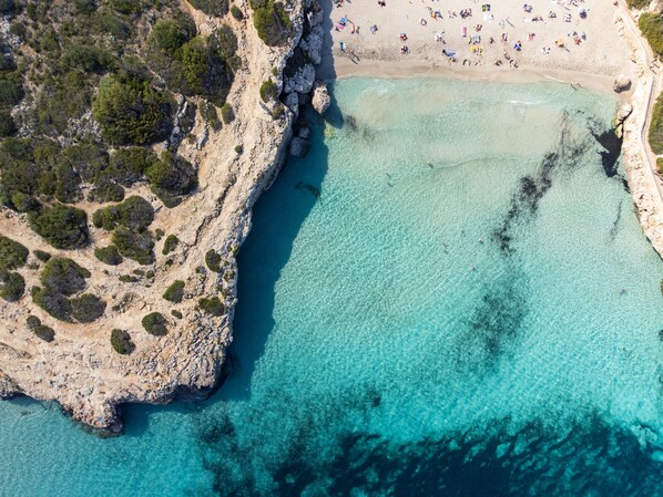 On the beach, white sand, beach volleyball, 2 beach bars - Aparthotel Club Cala Domingos (Manacor)