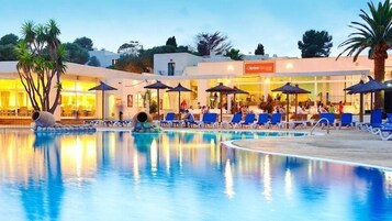 Bar junto a la piscina