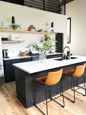 Kjøleskap, mikrobølgeovn, ovn og kokeplater