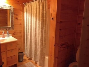 Combined shower/bathtub, hair dryer, towels, soap - Quiet Cabin near Mccaysville and Blue Ridge W/Spa (Mineral Bluff)