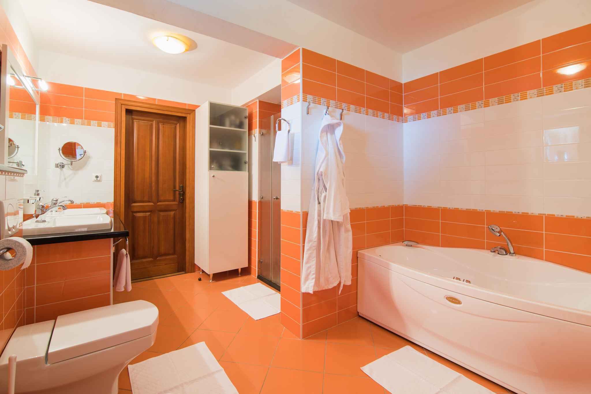 A bathroom with a toilet, sink, and bathtub.
