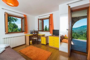 4 makuuhuonetta, silitysrauta/-lauta, vauvan matkasänky, Wi-Fi