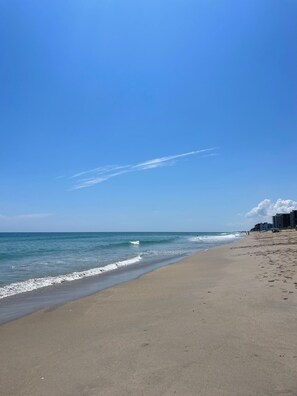 Nær stranden, solsenger og strandhåndklær