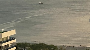 Vista costera con un edificio y una playa.
