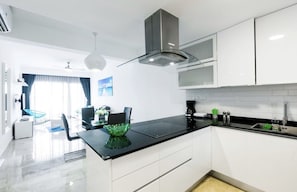 Réfrigérateur, micro-ondes, plaque de cuisson, cafetière/bouilloire