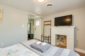 Iron/ironing board, WiFi, bed sheets - Cute Guest House in Beautiful Wythe! Great Monthly! (Hampton)