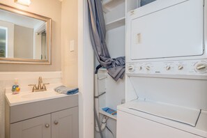 Combined shower/bathtub, hair dryer, towels, soap - Cute Guest House in Beautiful Wythe! Great Monthly! (Hampton)