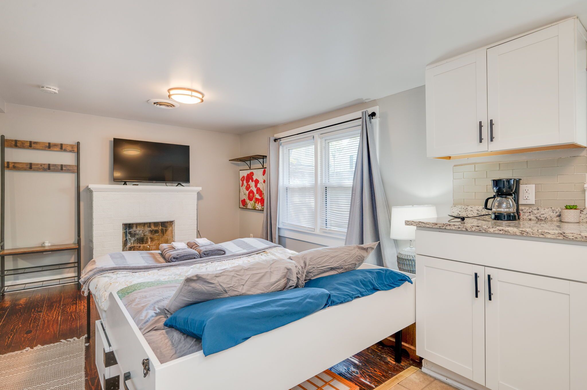Iron/ironing board, WiFi, bed sheets