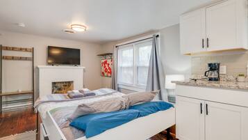 Iron/ironing board, WiFi, bed sheets