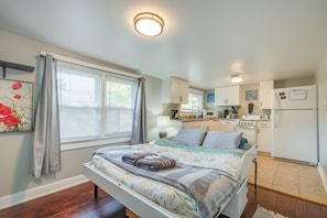 Iron/ironing board, WiFi, bed sheets