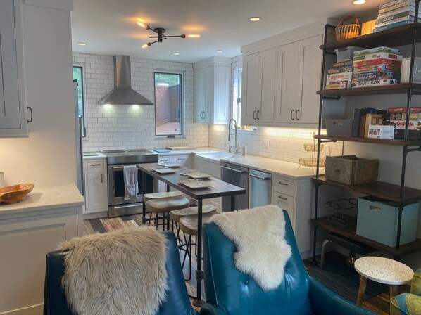 Een koelkast, een microgolfoven, een oven, een kookplaat