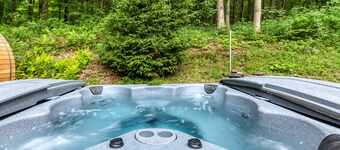 Beautiful chalet on 5 acres - 2 min to Village!👌 Hot-Tub, Sauna, Fire Pit🔥
