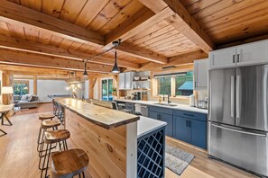 Fridge, microwave, oven, stovetop - Beautiful chalet on 5 acres - 2 min to Village!👌 Hot-Tub, Sauna, Fire Pit🔥 (Ellicottville)