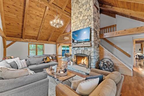 Beautiful chalet on 5 acres - 2 min to Village!👌 Hot-Tub, Sauna, Fire Pit🔥