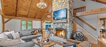 Beautiful chalet on 5 acres - 2 min to Village!👌 Hot-Tub, Sauna, Fire Pit🔥