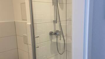 Dusche, Haartrockner, Handtücher, Seife