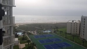 Ein Wohngebiet mit Tennisplatz und Schwimmbad.