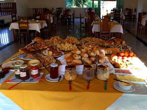 Desayuno bufé gratuito y diario