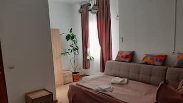 2 bedrooms, desk, iron/ironing board, free WiFi