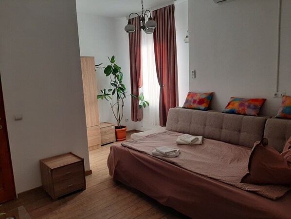 2 bedrooms, desk, iron/ironing board, free WiFi