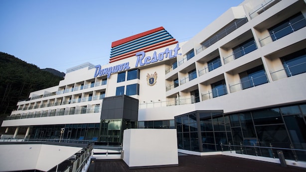 Een modern gebouw met een bord waarop 