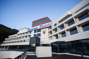 A modern building with a sign reading "Donghuo Resort". - Dongwon Royal Country Club & Resort (Tongyeong)