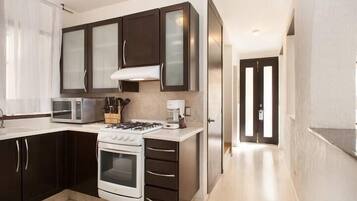 Villa exclusiva | Cocina privada | Microondas, horno, placa de cocina y utensilios de cocina