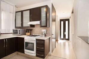 Exclusive Villa | Private kitchen | Microwave, oven, stovetop, cookware/dishes/utensils - Villa Centro Casa Divina (Oaxaca)