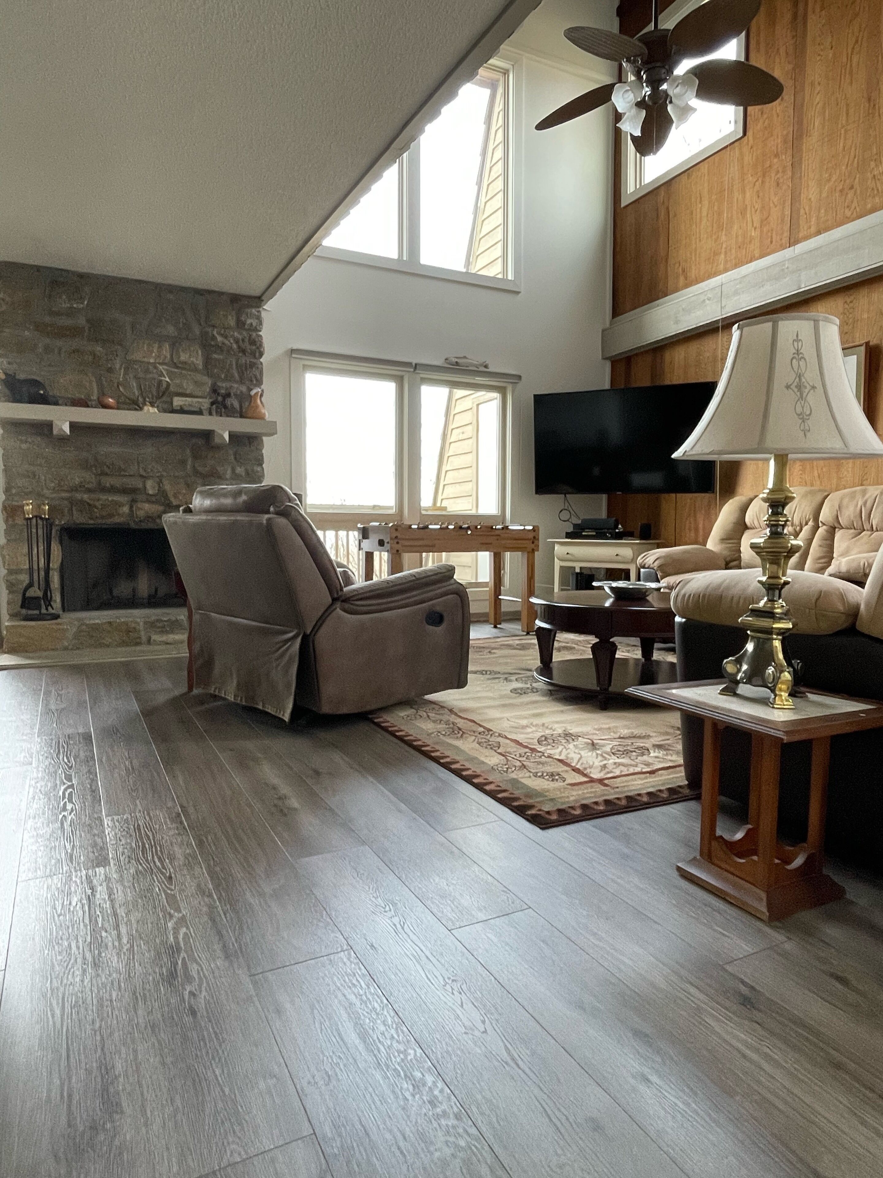 スマートテレビ、暖炉、DVD プレーヤー、書庫