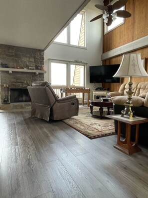 Smart TV, fireplace, DVD player, books - Sleep above the clouds and enjoy the view  (Beech Mountain)