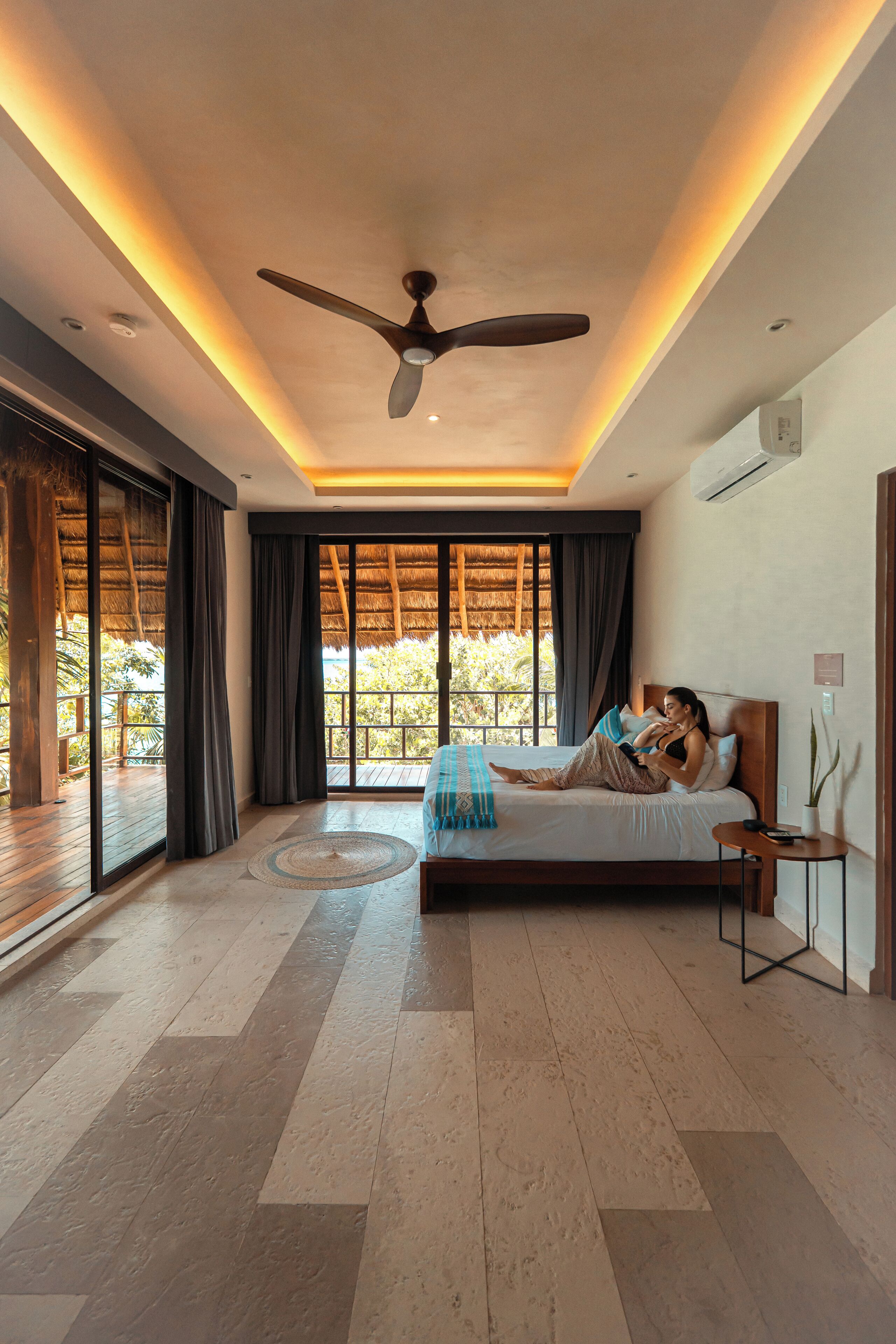 Deluxe King with Balcony Garden View | Roupas de cama premium, camas com colchões pillow-top, frigobar