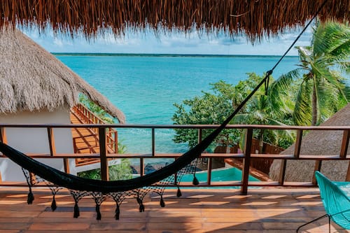 Master Suite with Balcony Lagoon View | Vista del balcón