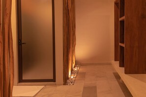 Shower, rainfall showerhead, eco-friendly toiletries, towels - Khaban Bacalar Hotel Boutique (Bacalar)