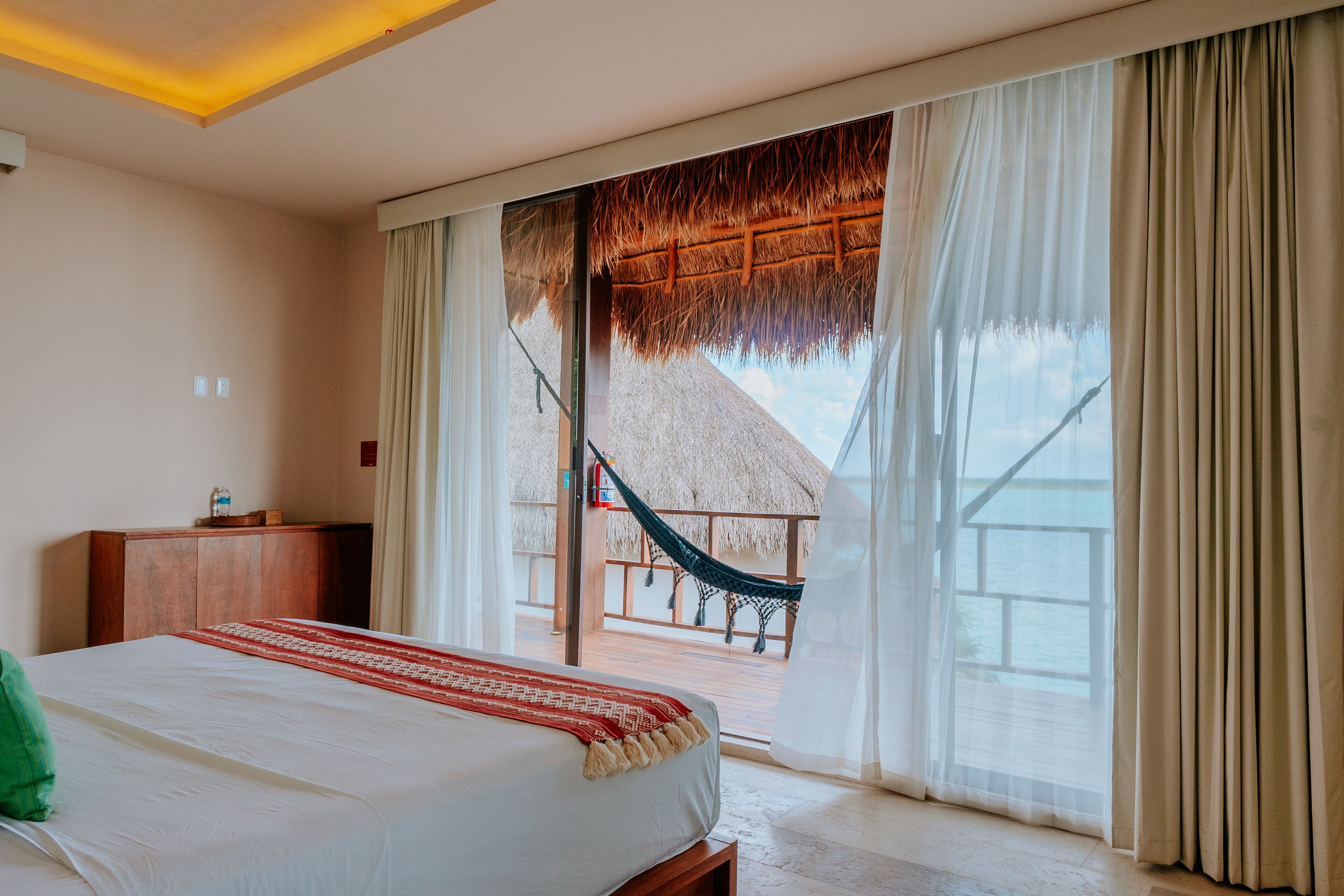 Master Suite with Balcony Lagoon View | Ropa de cama de alta calidad, camas con pillow-top y minibar 