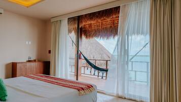 Master Suite with Balcony Lagoon View | Ropa de cama de alta calidad, camas con pillow-top y minibar