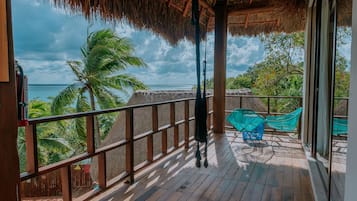 Master Suite with Balcony Lagoon View | 陽台景觀