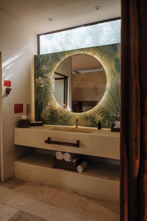 Deluxe Double with Balcony Garden View | Bathroom | Shower, rainfall showerhead, eco-friendly toiletries, towels